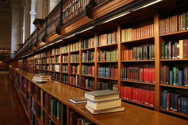 Billede af bibliotek. Anvendt under Creative Commons licens
